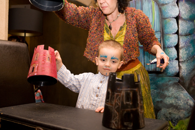 Pour l'anniversaire de ses 3 ans, Raphaël reçoit des magiciens à son domicile.