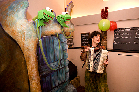 Le castelet et ses marionnettes grenouilles chanteuses, accompagnées de la conteuse accordéoniste.