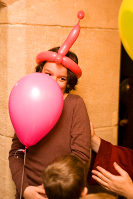 Portrait petite jeune fille coiffée d'une sculpture de ballon dans un anniversaire.