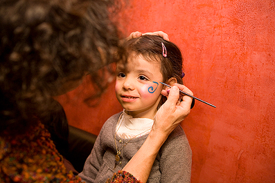 Maquillage anniversaire fille de 3 ans à domicile avec la maquilleuse.