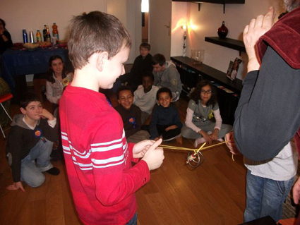 animation enfants de 11 ans pour anniversaire à domicile : les amis de Lionel en assistants du magicien.