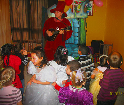 Animation enfants avec danses et mandoline à l'anniversaire d'une pettite fille de 6 ans.
