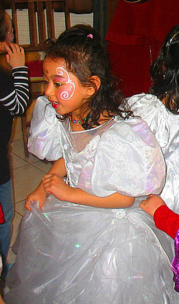 Athénaïs danse pour l'anniversaire de ses 6 ans au cours d'une animation musicale.