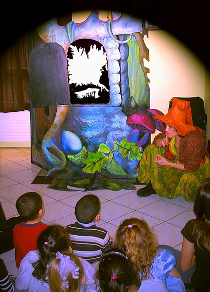 Conteuse pour l'anniversaire des 6 ans d'une fille avec animation d'un spectacle d'ombres et de marionnettes par un marionnettiste.