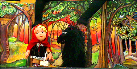 Animation anniversaire enfants : Le petit Chaperon rouge dans la forêt avec le loup.