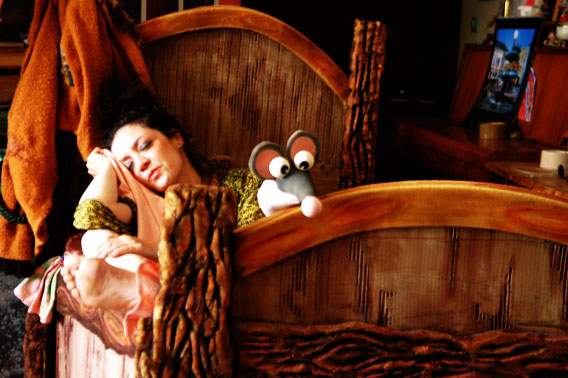 Anniversaire enfant : spectacle de marionnettes à domicile dans des décors avec une conteuse et une petite souris dans un lit.