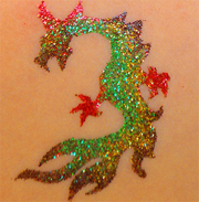 Animation tatouages pour goûter d'anniversaire enfants : gros plan dragon.